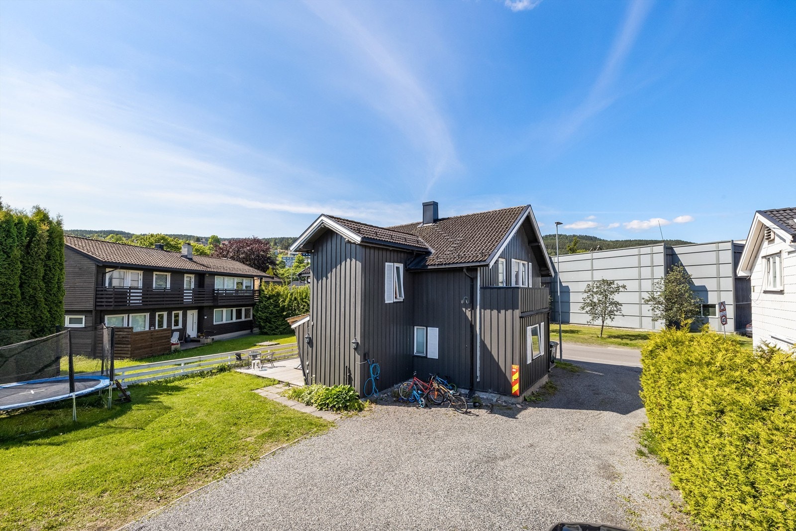 Romslig gårdsplass med parkeringsmuligheter. Foto: Haiman Askari/Knipzet AS Galleribilde