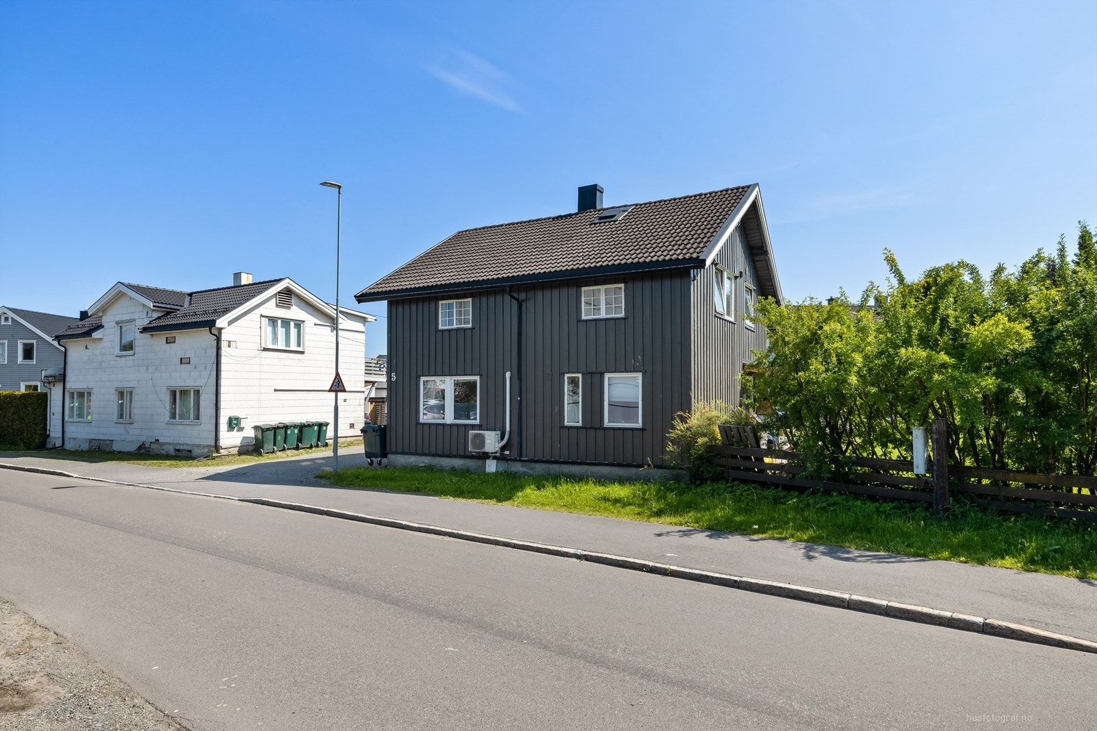 Få minutters gange til Brandengen skole, bussholdeplass, dagligvarebutikk og populære Tegger'n (aktivitetsløkke og fotballbane). Galleribilde