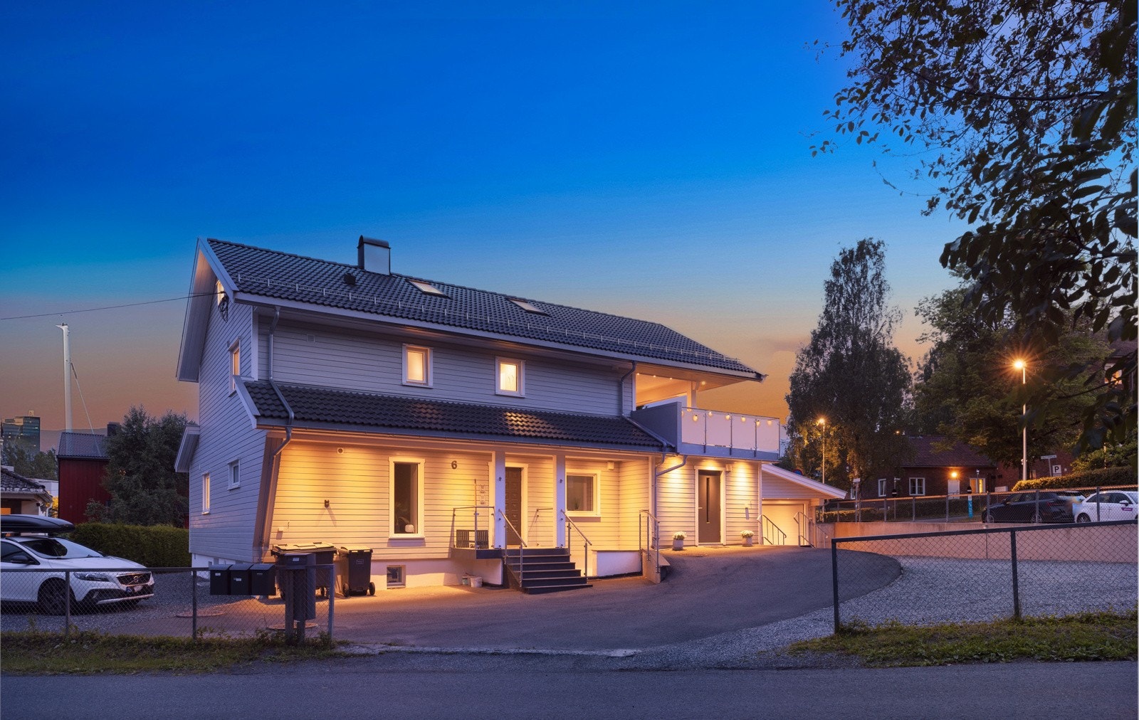 Beliggenheten er attraktiv, med kort vei til turområder, skoler, barnehager og butikker. Galleribilde