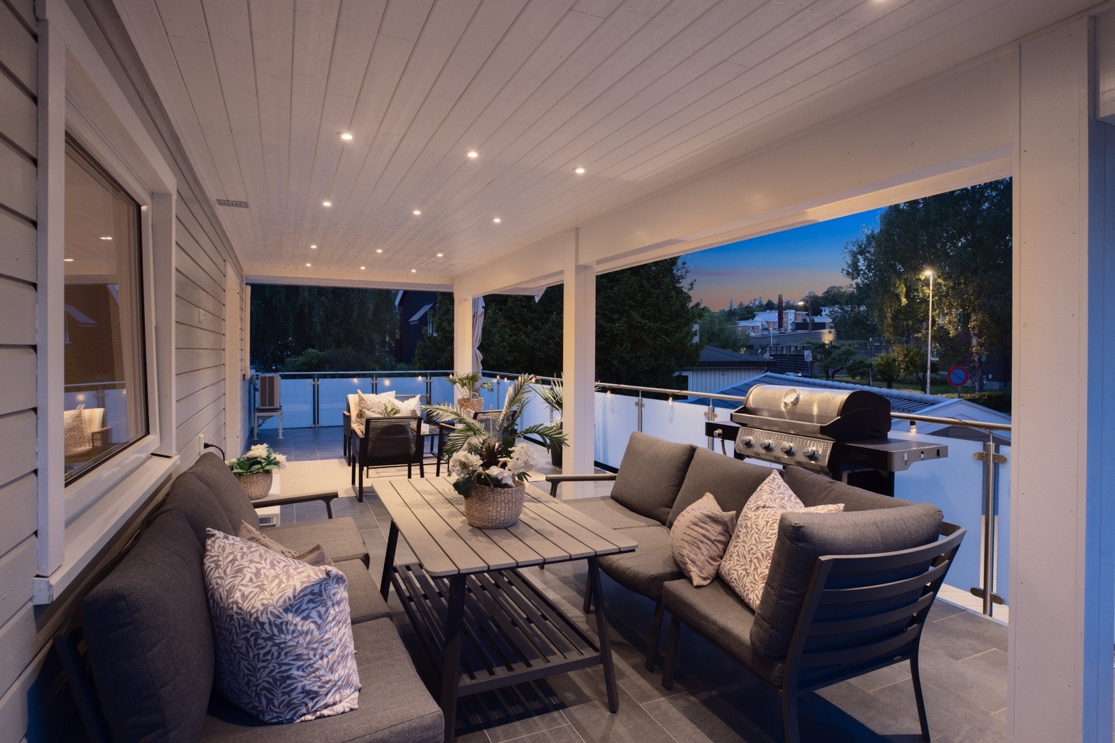 Utenfor stuen er det en overbygget terrasse på hele 51 kvadratmeter. Galleribilde