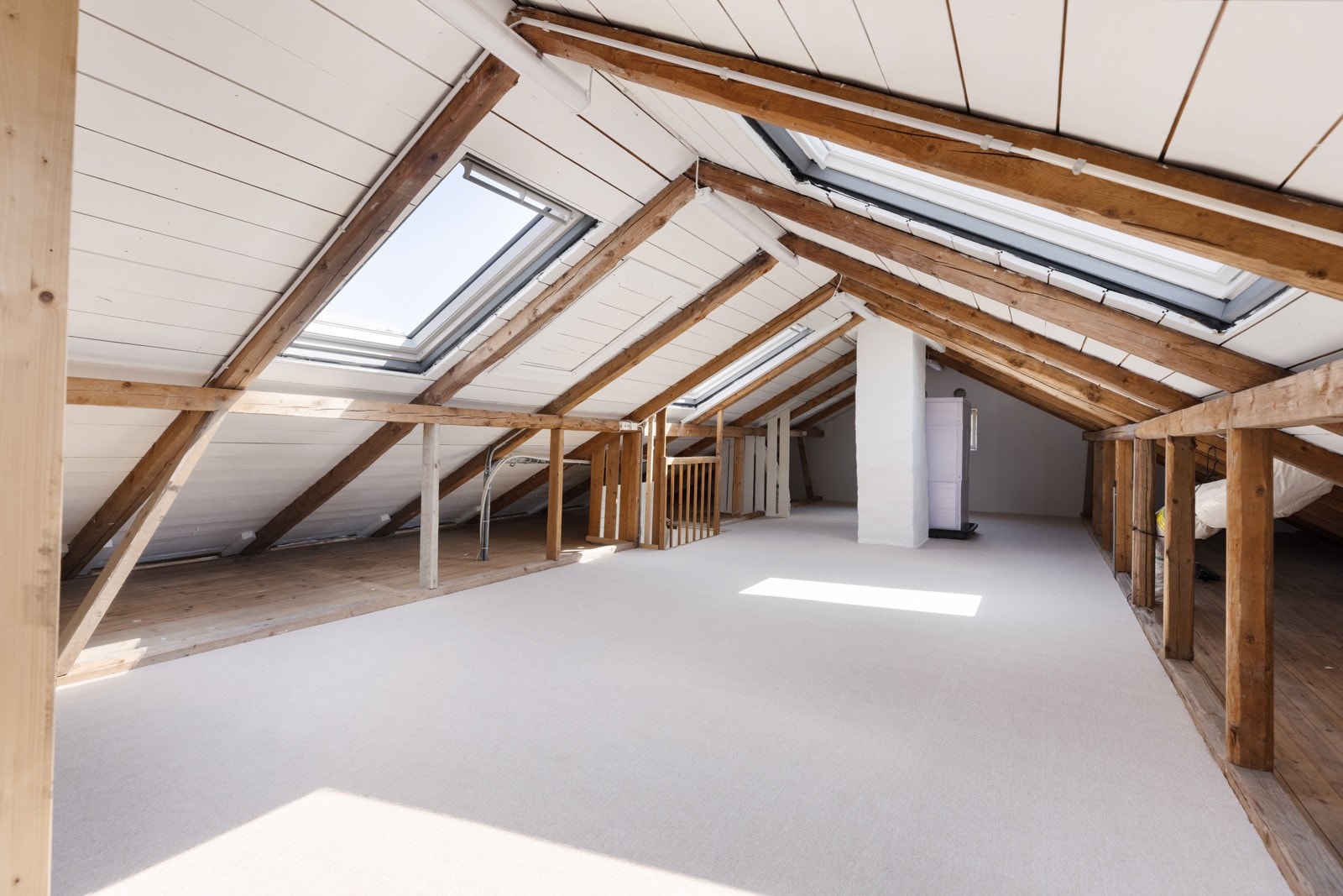 Loftet får godt med lys fra flere takvinduer. Loftet er ikke godkjent for varig opphold. Galleribilde