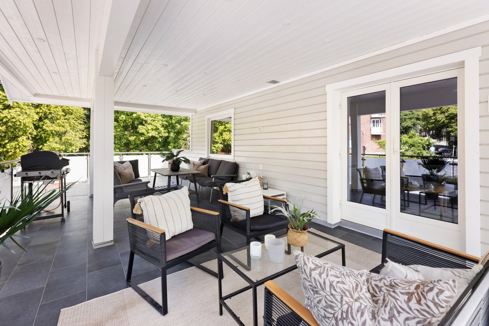 Terrassen har rikelig med plass til sittegrupper, solsenger, grill mm. Galleribilde