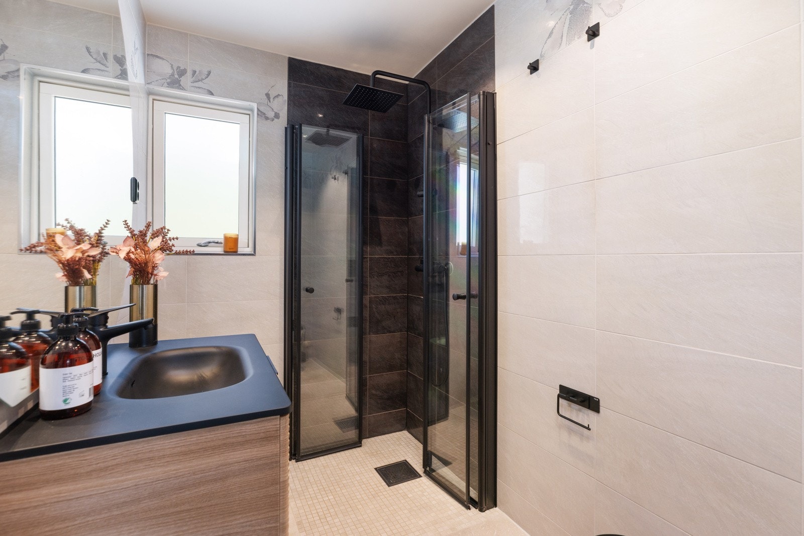 Dusjvegger og garnityr ble montert nytt i 2023. Galleribilde