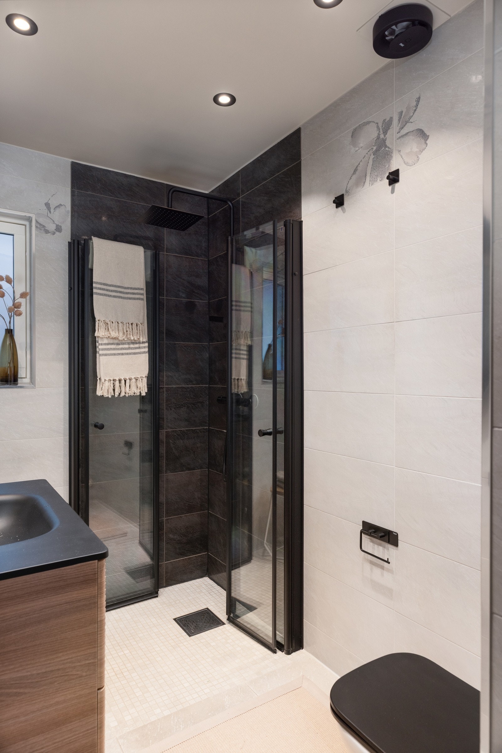 Baderommet har lekre fliser på vegger og gulv. Gulvvarme er montert. Galleribilde