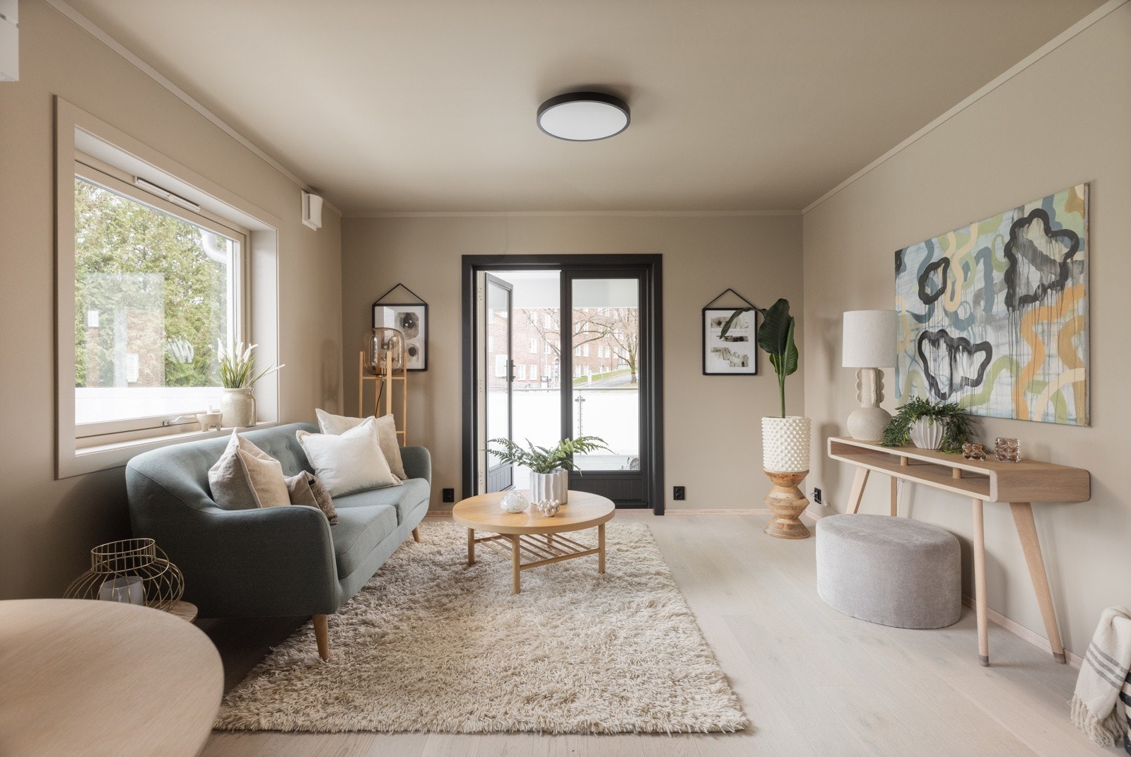 Store vindusflater og lyse farger gir en åpen og romslig følelse. Galleribilde