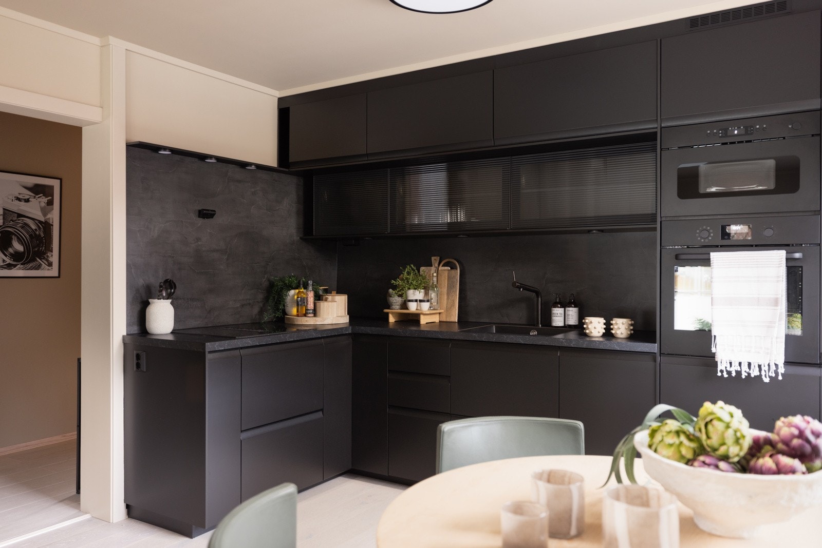 Boligen har et lekkert og velutstyrt kjøkken. Galleribilde