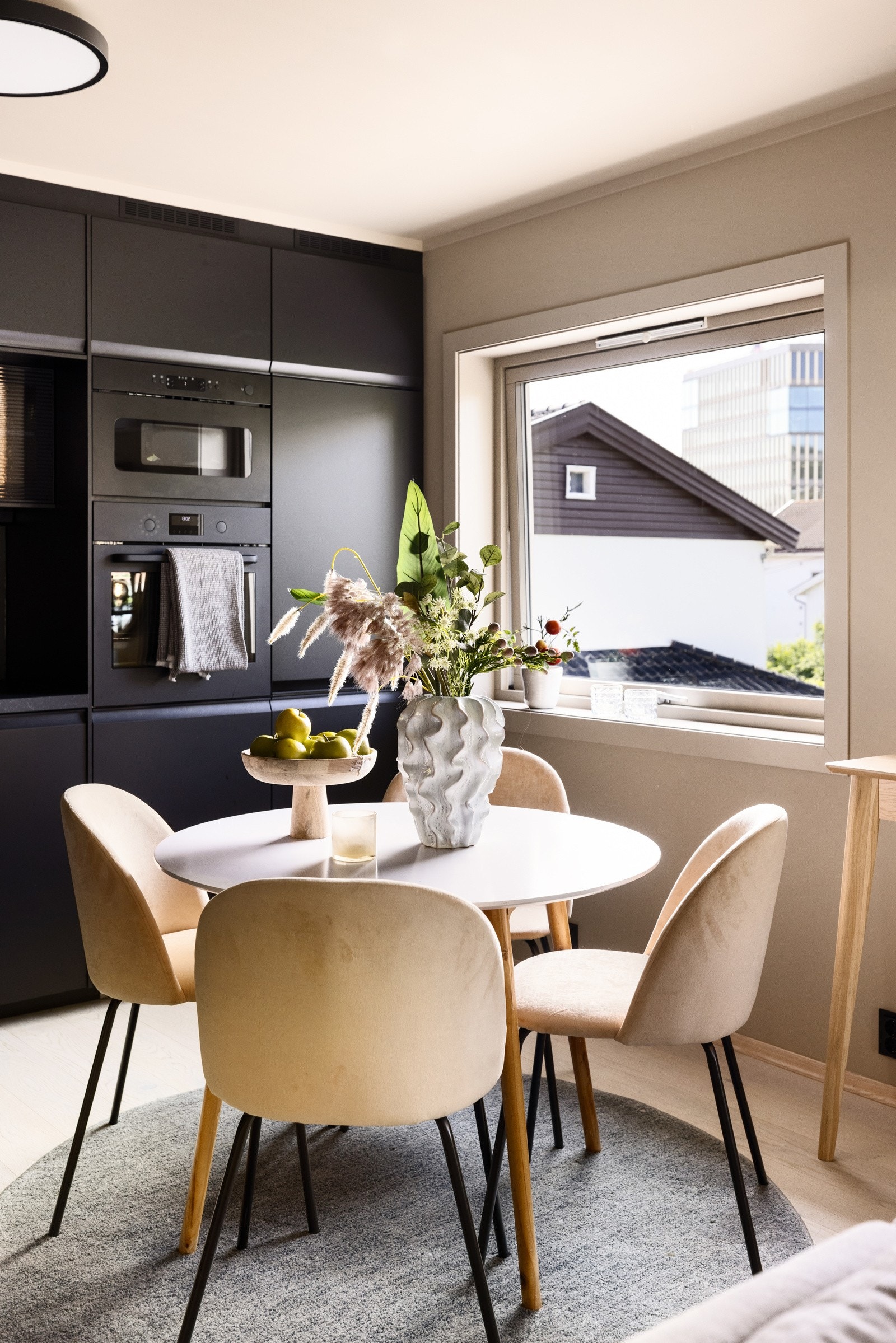 Ved spisebordet kan du nyte gode måltider og en herlig atmosfære. Galleribilde