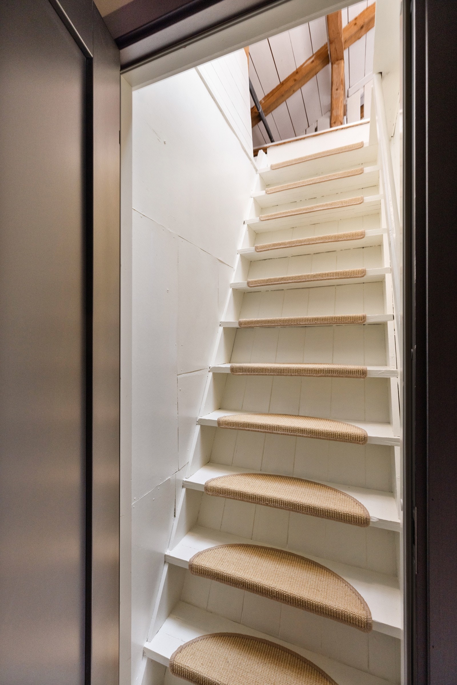 Fra entréen er det trapp til loftet. Galleribilde