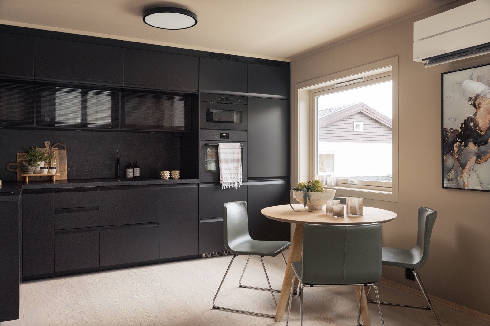 Et stort vindu gir godt lys på kjøkkenet. Galleribilde