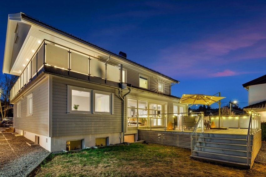 Boligen går over hele 2. etasje og loft, og har en flott beliggenhet på en åpen tomt. Galleribilde