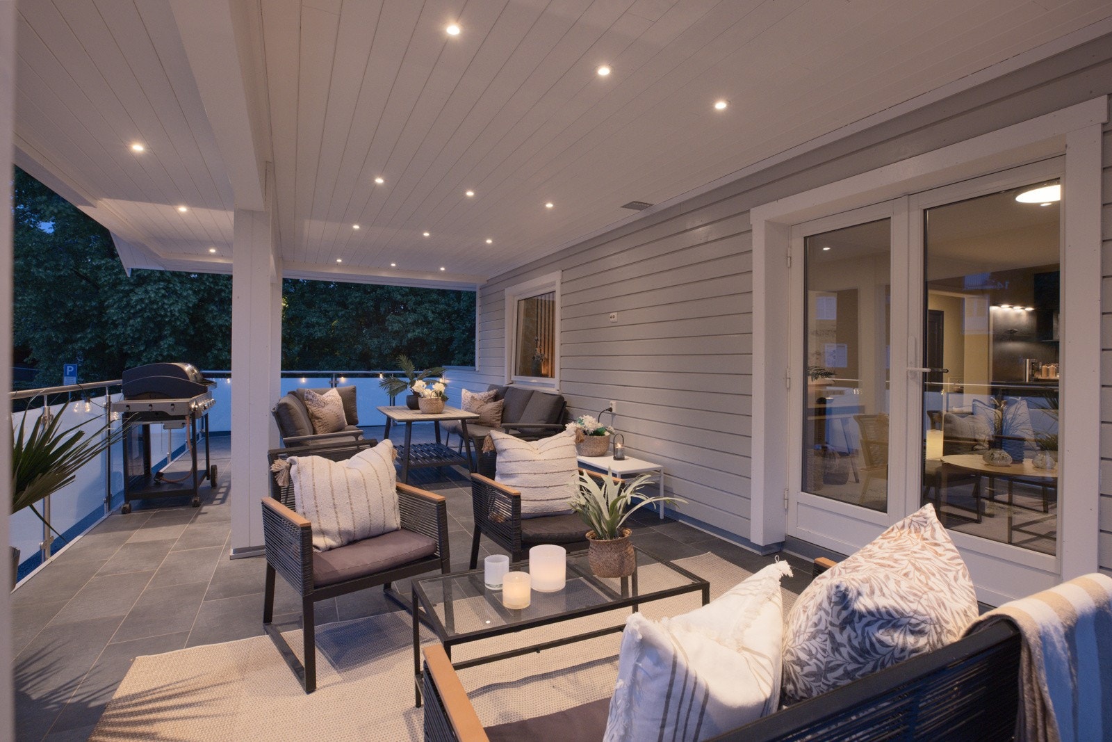 Downlights i taket over terrassen skaper et flott uterom om kvelden. Galleribilde