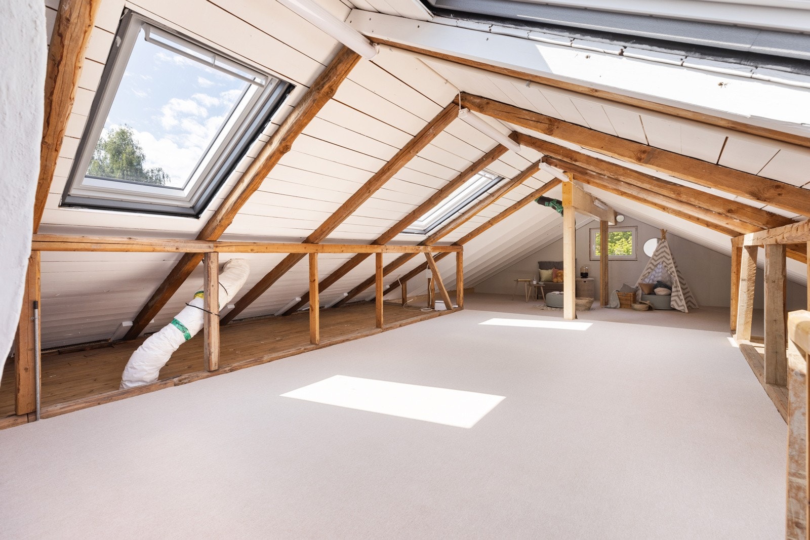 Loftsetasjen har et gulvareal på hele 104 kvadratmeter. Loftet er ikke godkjent for varig opphold. Galleribilde