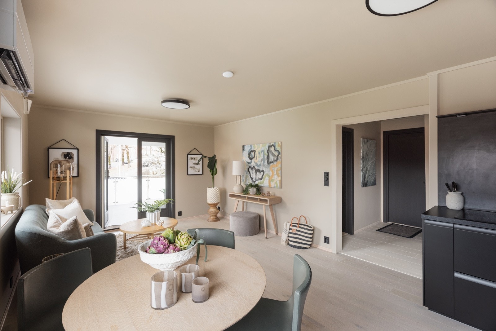 Overflatene i boligen har lyse og lekre farger. Galleribilde