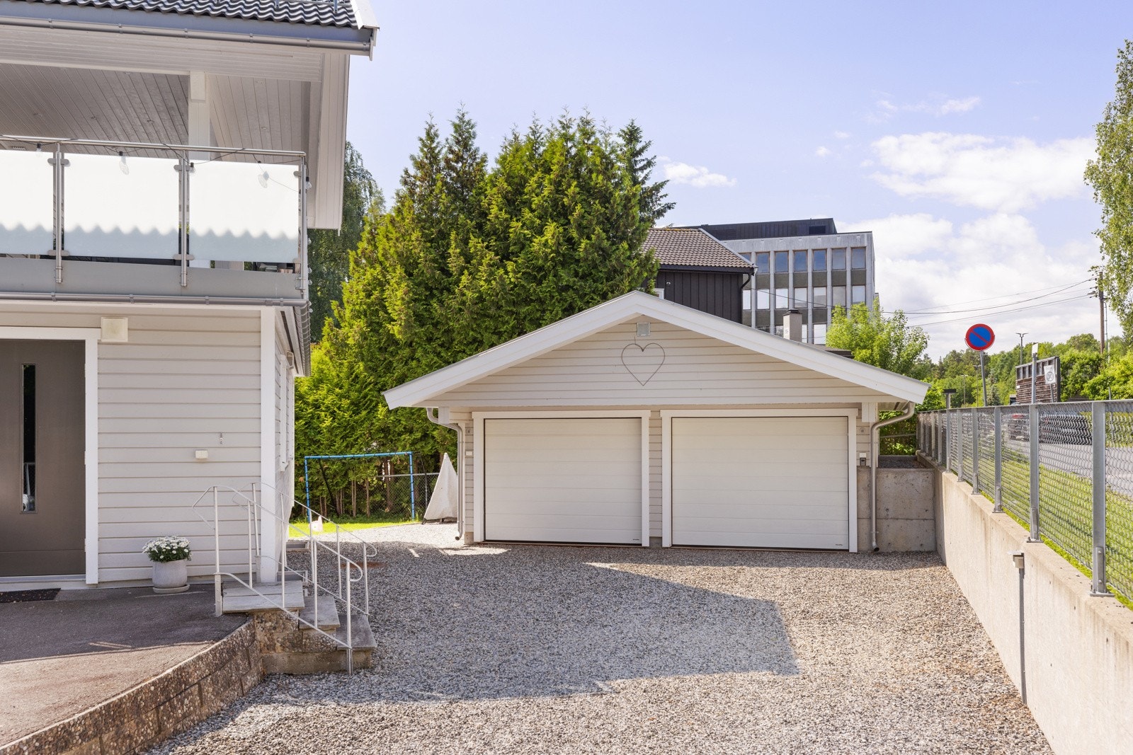 Det følger egen garasjeplass med lader (Zaptec). Galleribilde
