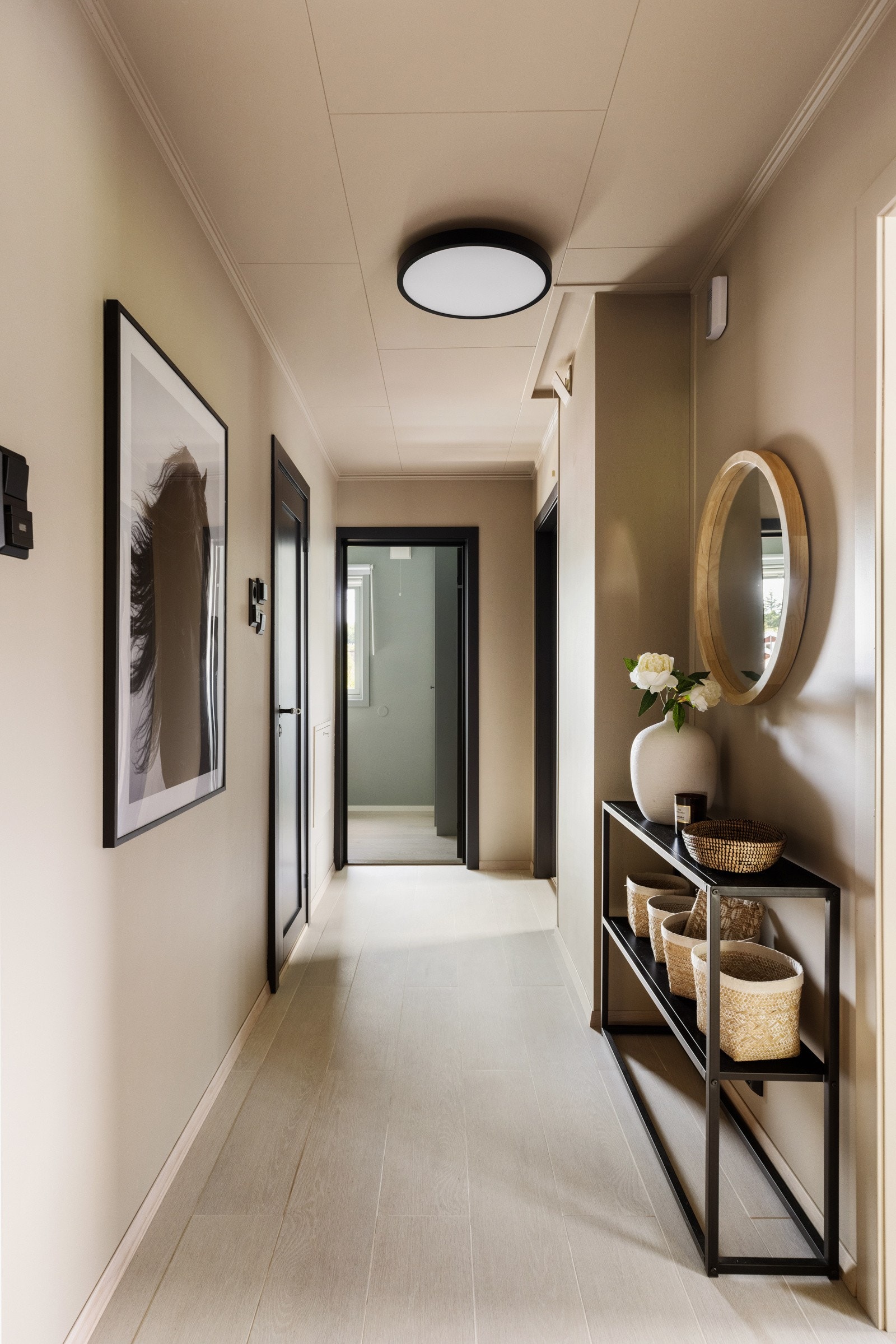 Gangen fungerer som et naturlig skille mellom soverommene og boligens sosiale sone. Galleribilde