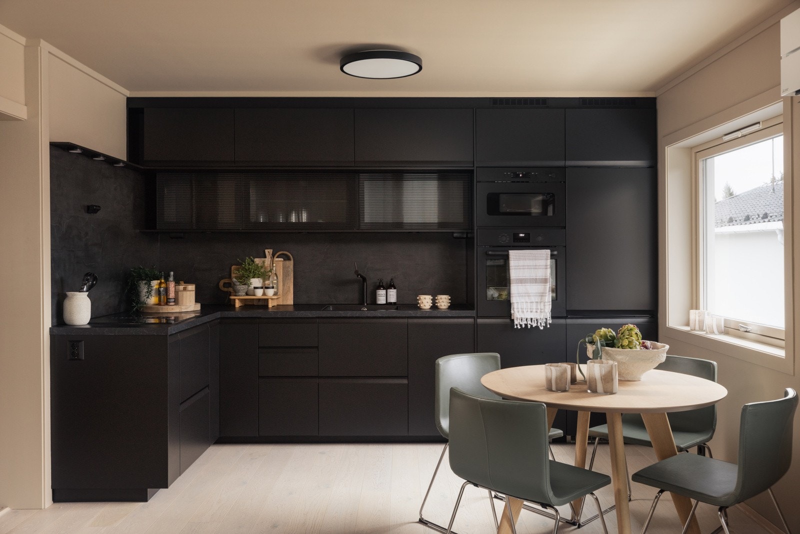 Den åpne løsningen gjør at kjøkkenet også fungerer fint som en sosial sone. Galleribilde