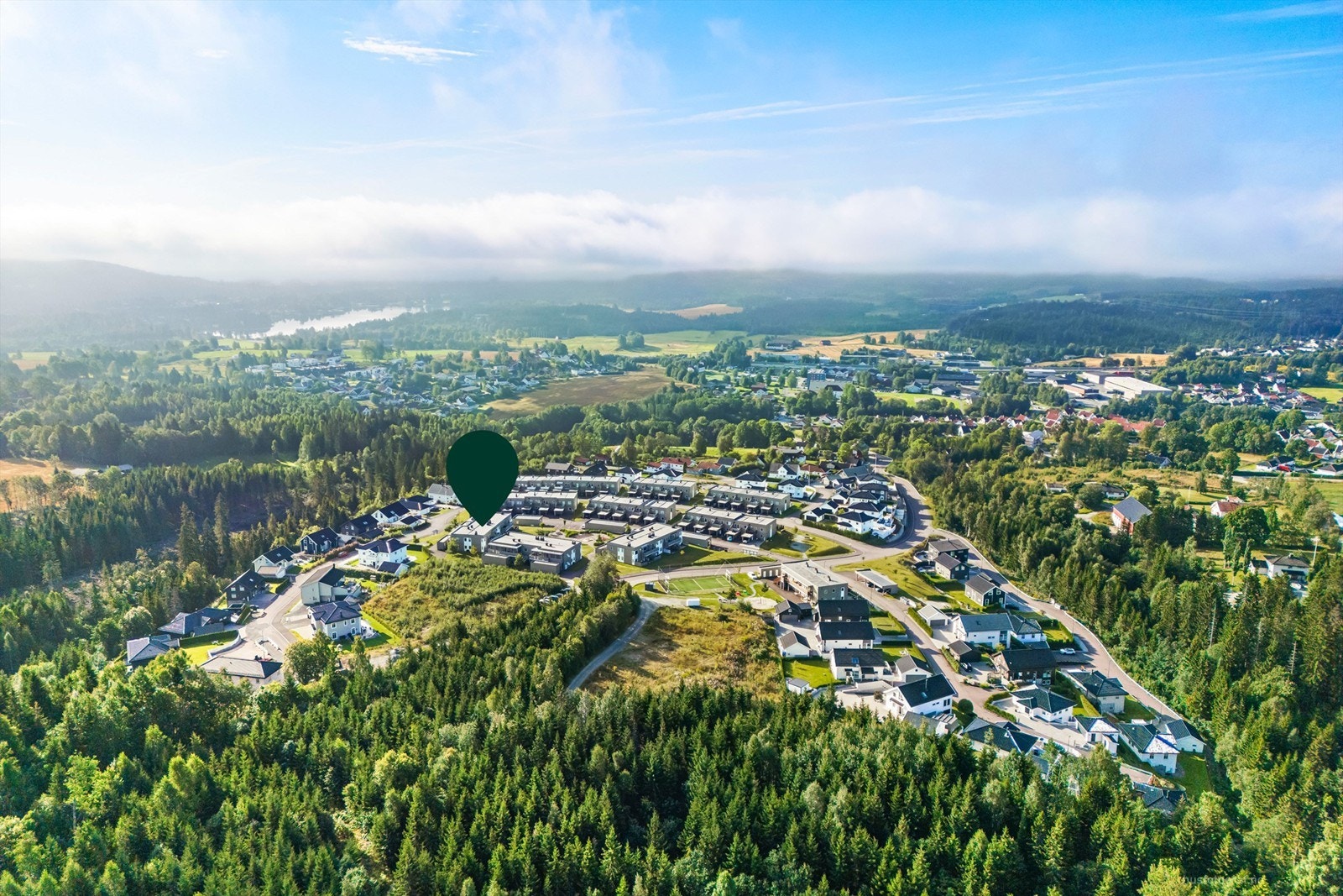 Liertoppen kjøpesenter i nærheten med mange butikker, caféer, dyreklinikk og treningssenter Galleribilde