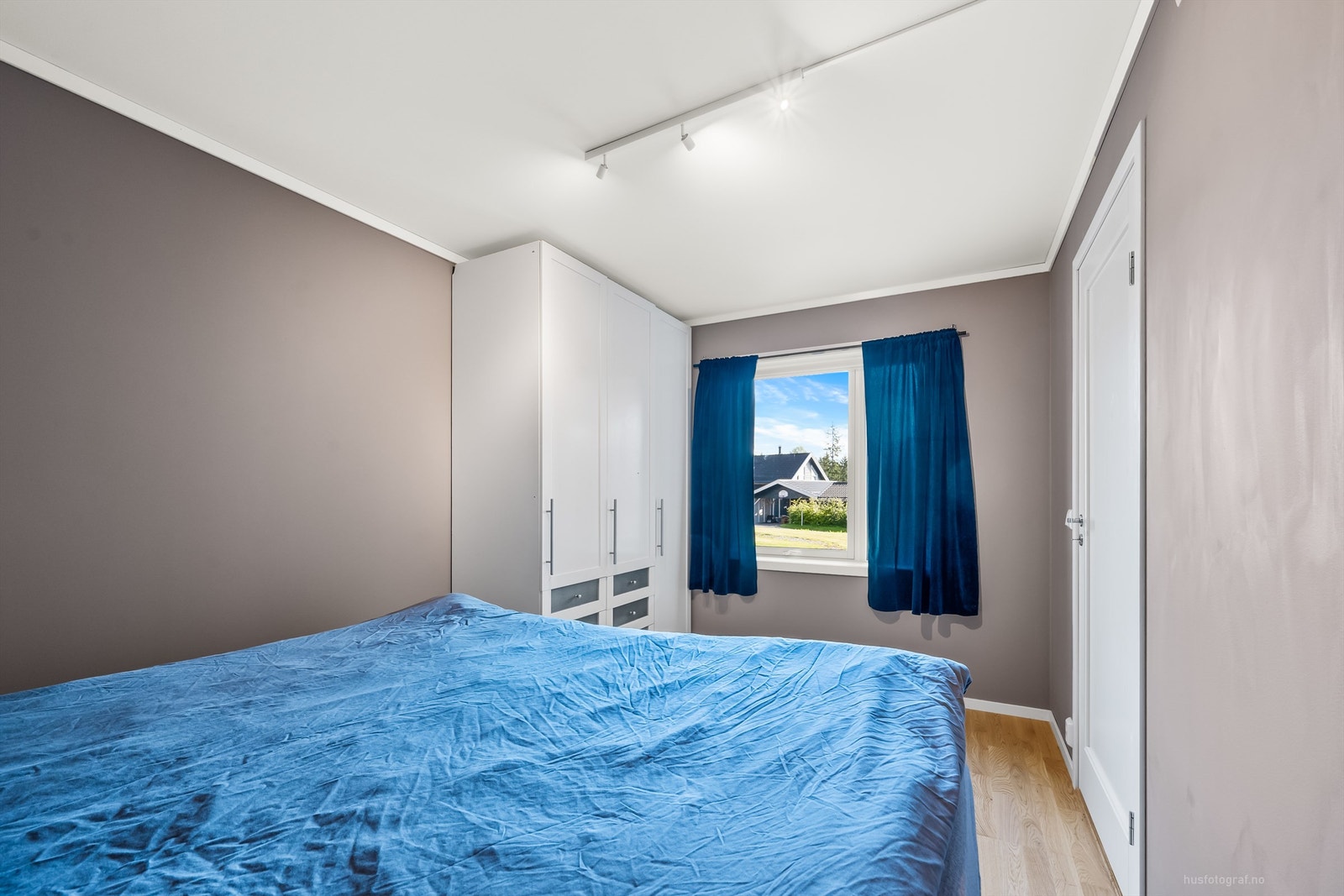 Soverom 1 med parkett på gulv, malte vegger og malt himling Galleribilde