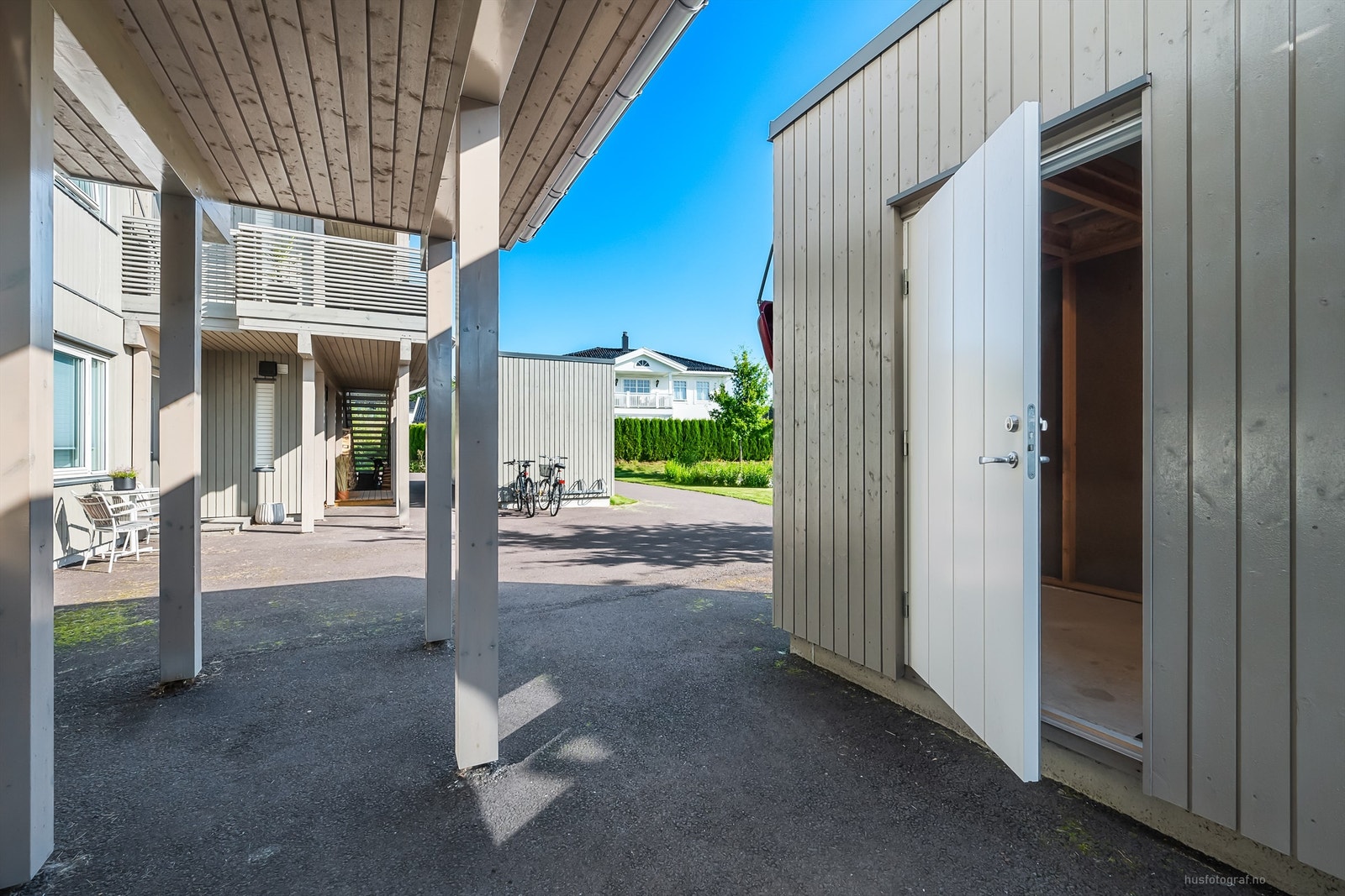 Eget utvendig inngangsparti til leiligheten i 1. etasje Galleribilde