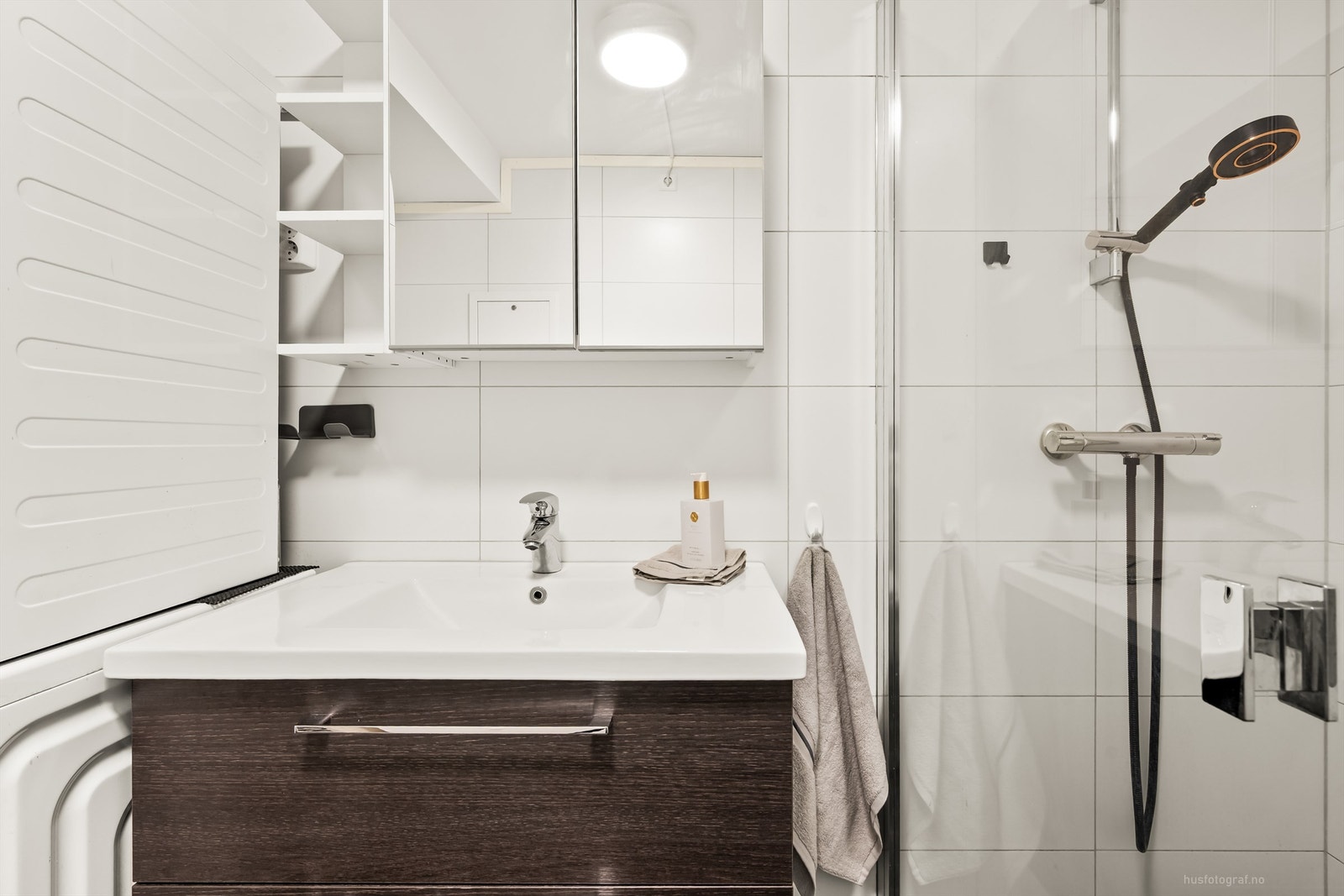 Lyst flislagt bad med gulvvarme Galleribilde