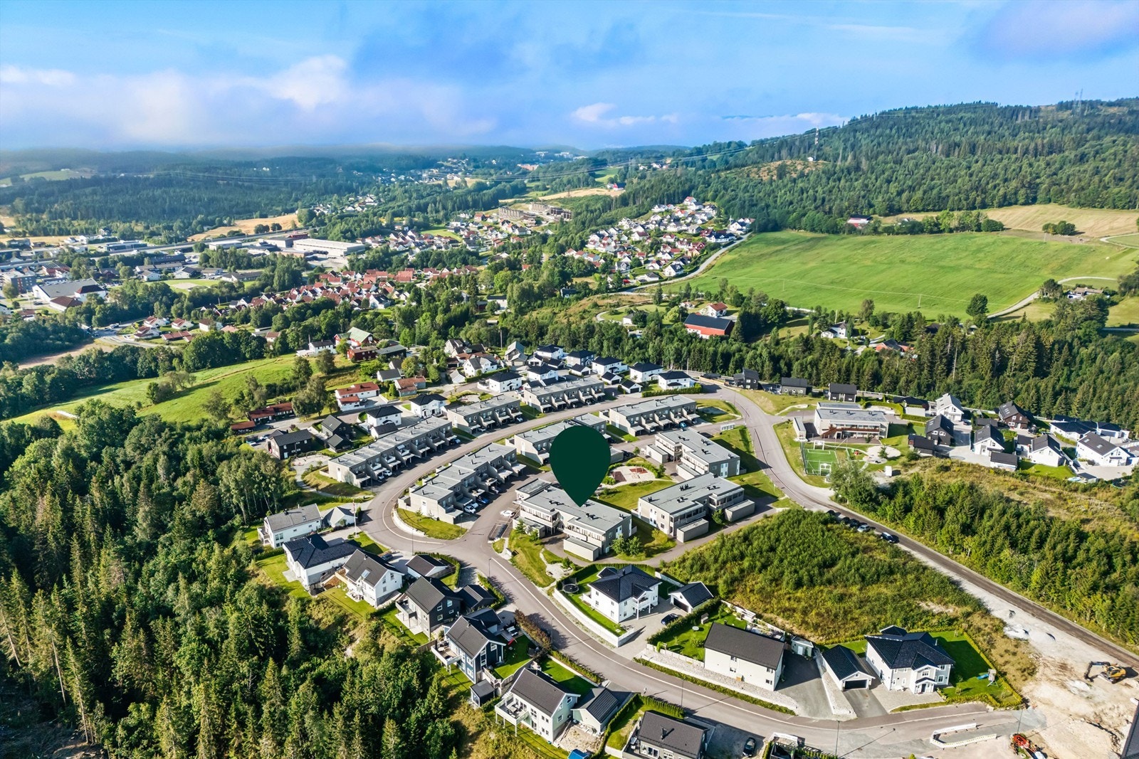 Kort vei til dagligvarehandel på Kiwi Lierskogen og til en meget populær lokal italiensk restaurant (La Trattoria) på Lierskogen Galleribilde