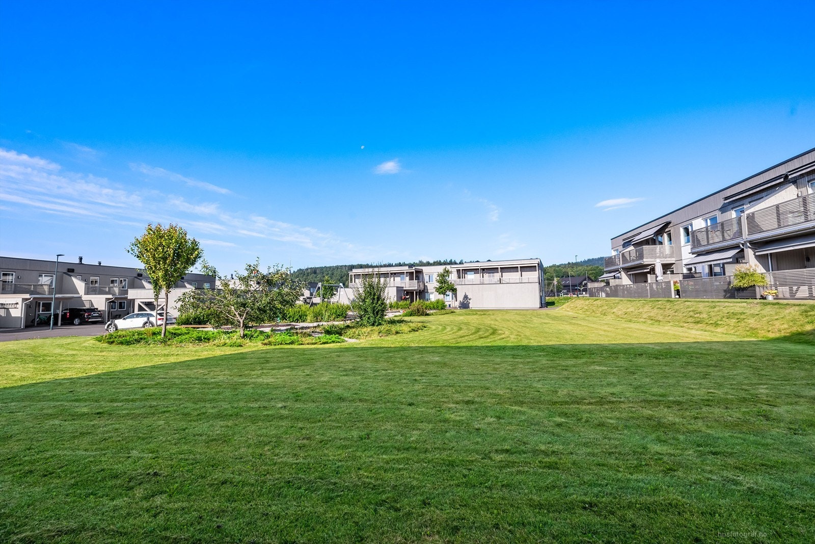 Hyggelig fellesareal med lekeplass i midten av bygningene Galleribilde
