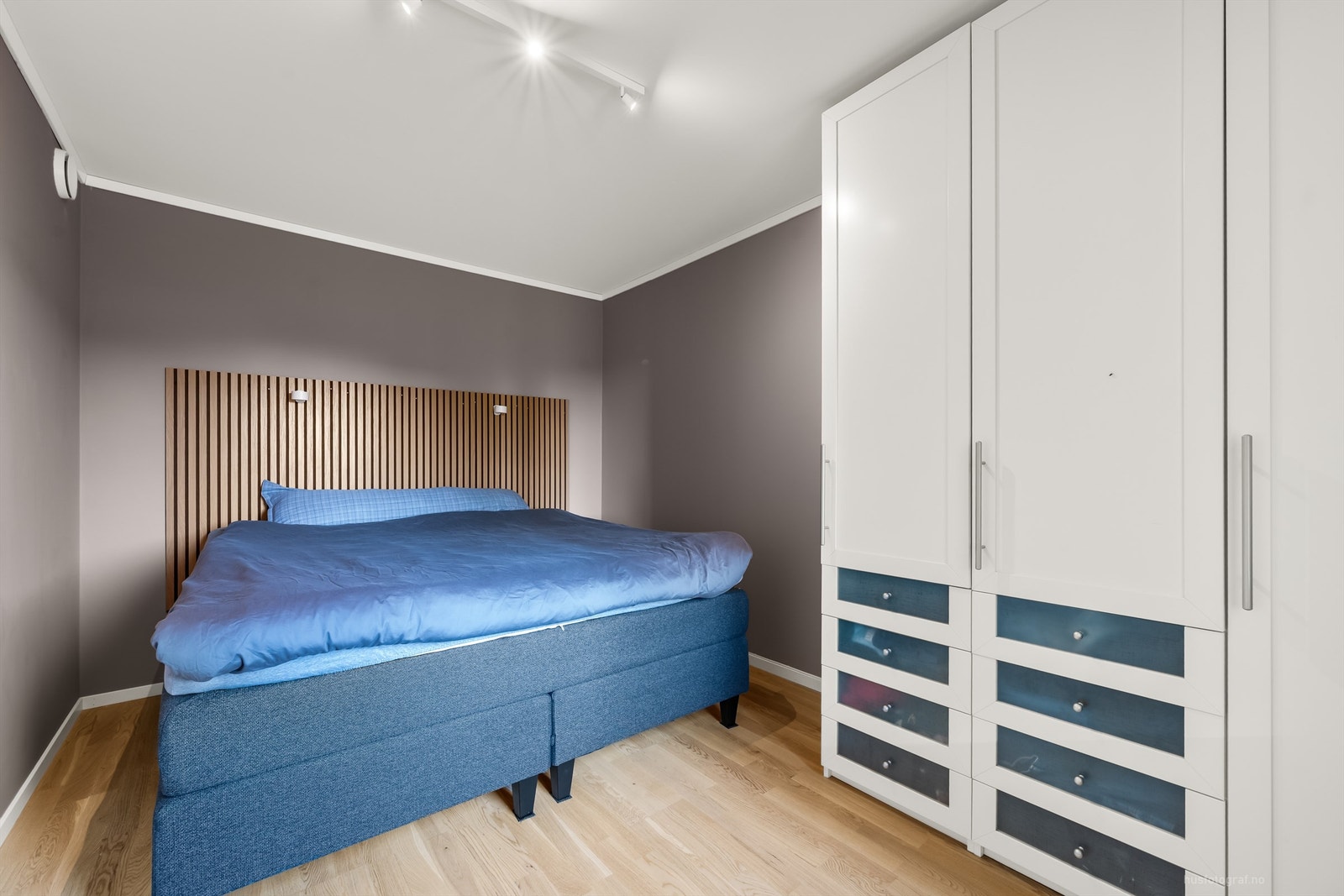 Soverom 1 med garderobeløsning i hvit og profilert utførelse Galleribilde