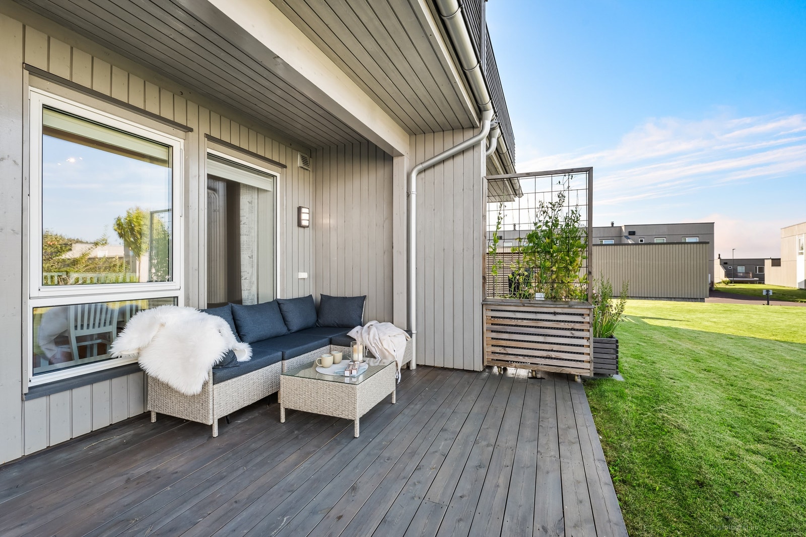 Terrasse med levegg og utvendig belysning Galleribilde
