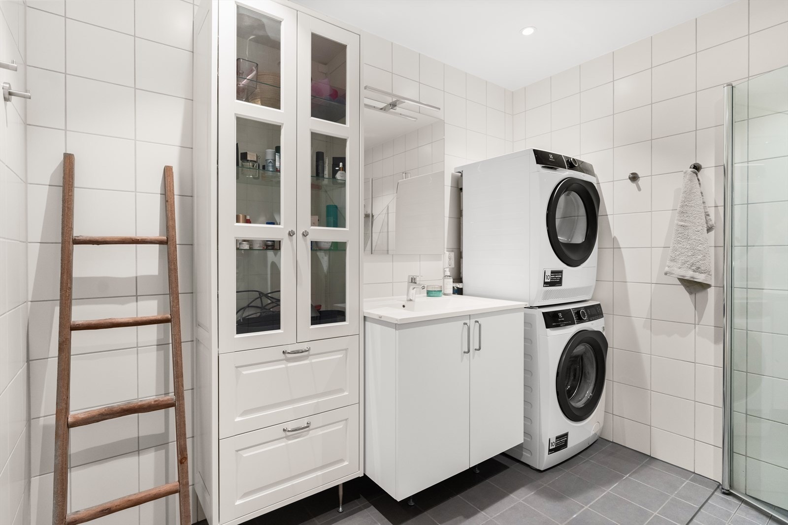 Baderommet har flis vegg- og gulvflater, samt downlights og malt overflate i himlingen. Galleribilde