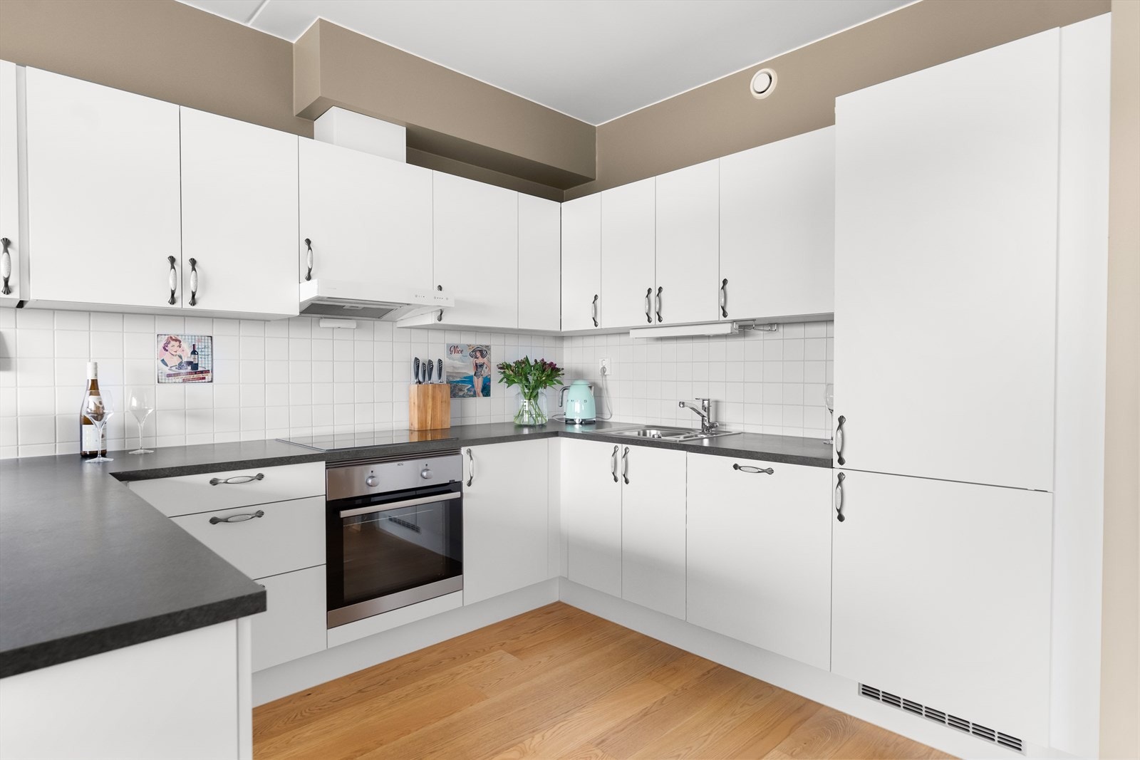 Over platetoppen er det tilkoblet kullfiltervifte. Galleribilde