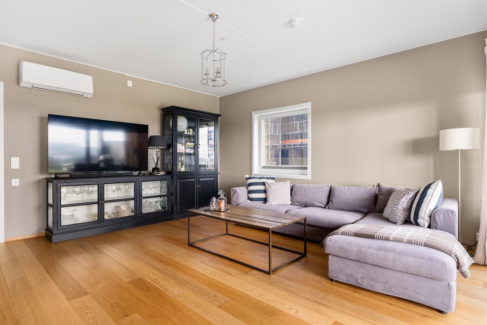 I rommet er det tilkoblet en varmepumpe og panelovn. Galleribilde