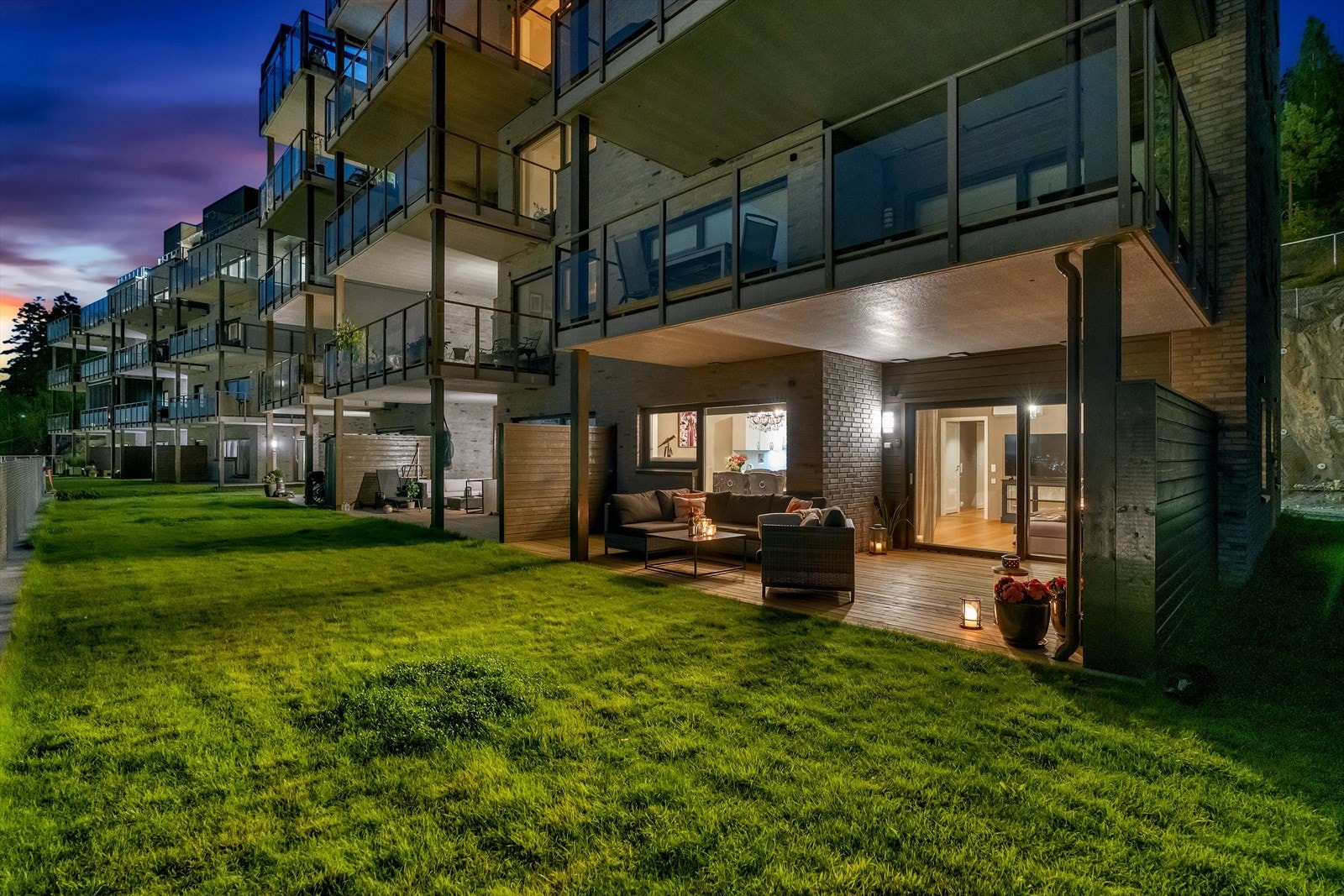 Kveldsstemning på terrassen. Galleribilde