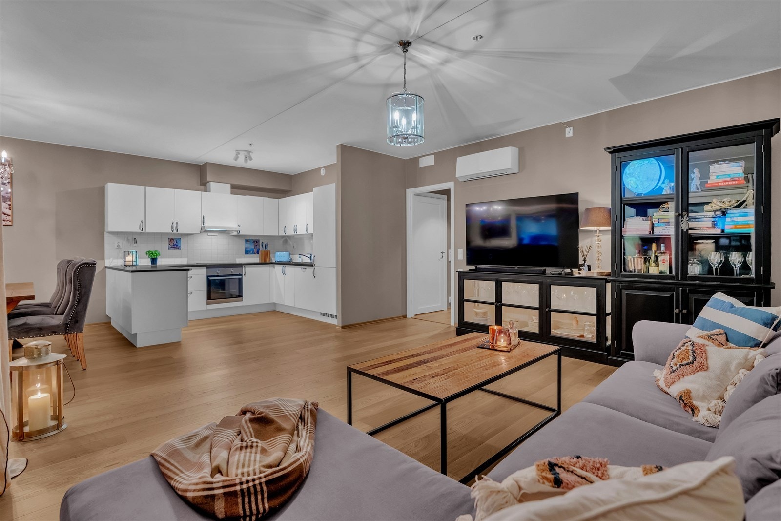 Stuen er av fin størrelse, i åpen løsning mot kjøkkenet. Galleribilde