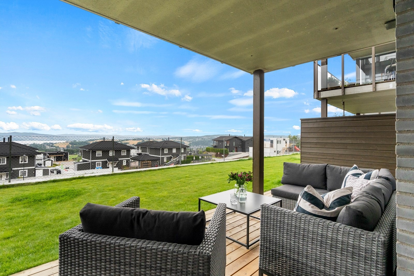 Dette er en lys og moderne 3-roms endeleilighet med attraktiv beliggenhet på Løkenåsen Panorama - helt på toppen av Fetsund! Galleribilde