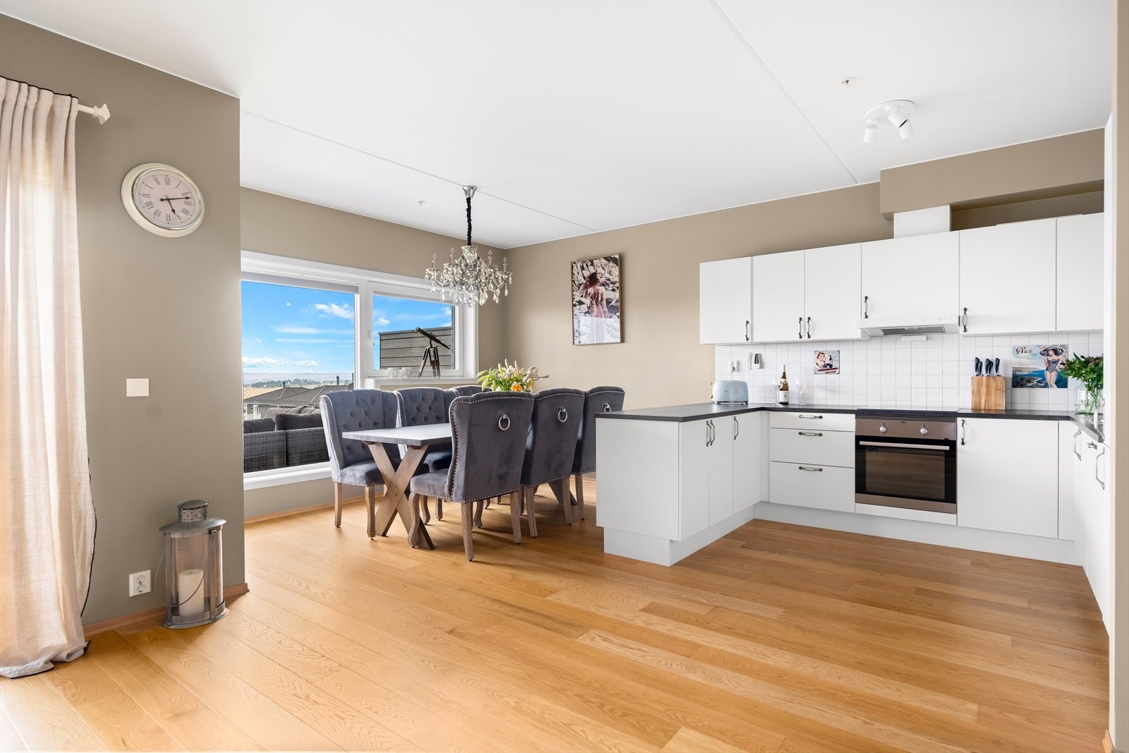 Det er parkett på gulvet, malte veggflater samt malt overflate i himlingen. Galleribilde