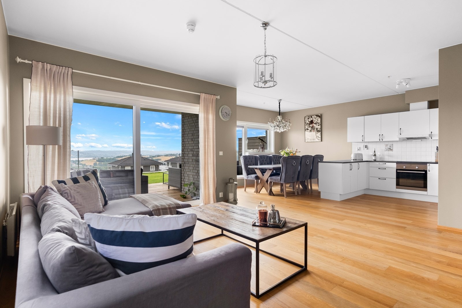 I stuen er det god plass til sofaseksjon, samt spisegruppe mot kjøkkenet. Galleribilde