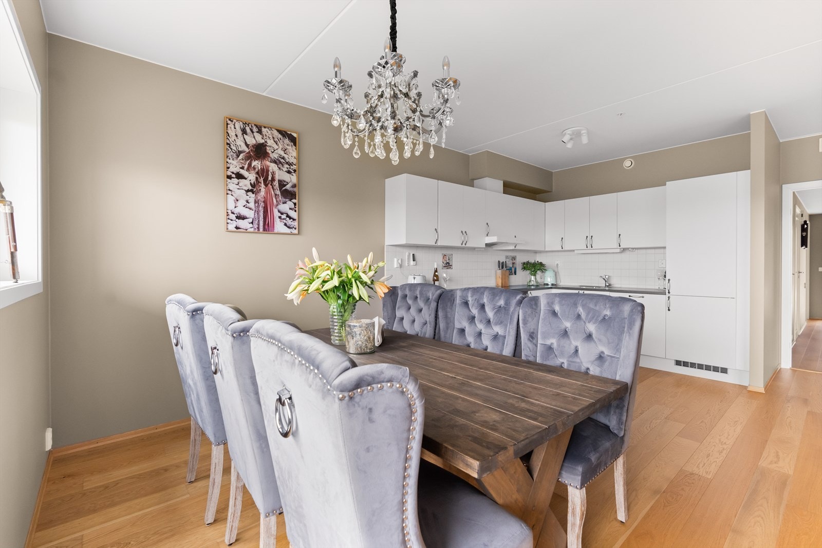 Spisebordet får sin naturlige plass ved kjøkkenet. Galleribilde