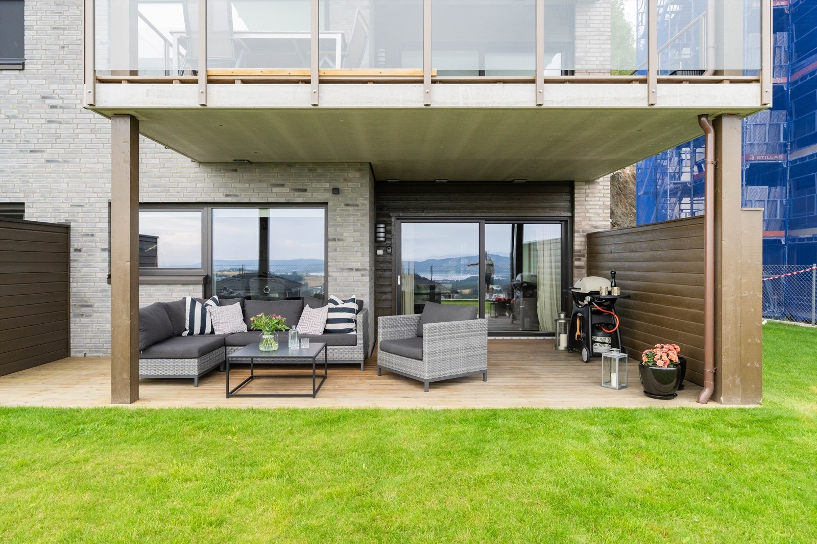 Uteplassen måler hele 25 m², og har god plass til utemøbler samt grill. Galleribilde