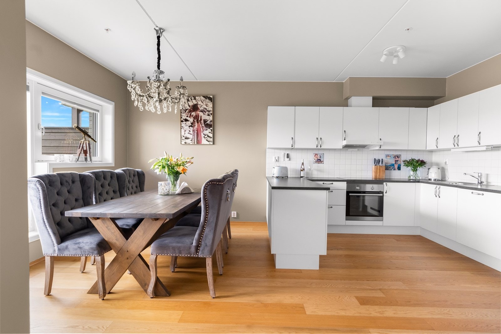 Kjøkkenet har en moderne innredning med mye benk- og skapplass! Galleribilde