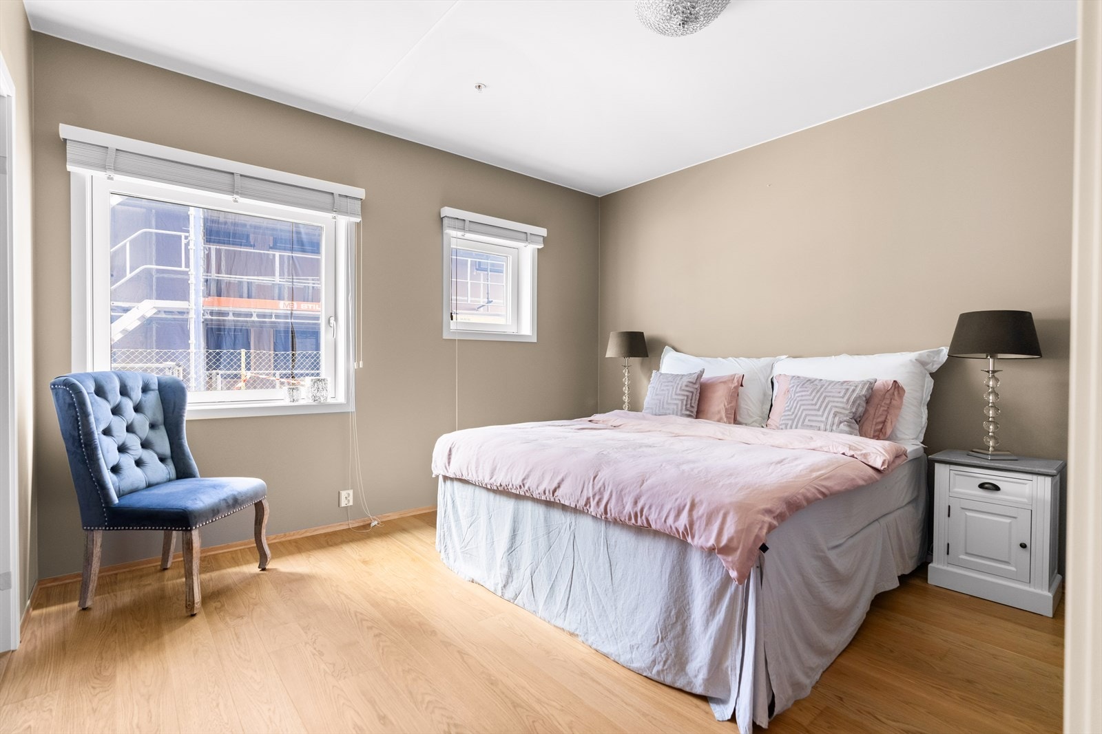 Boligen har to soverom. Hovedsoverommet har plass til dobbeltseng med tilhørende nattbord. Galleribilde