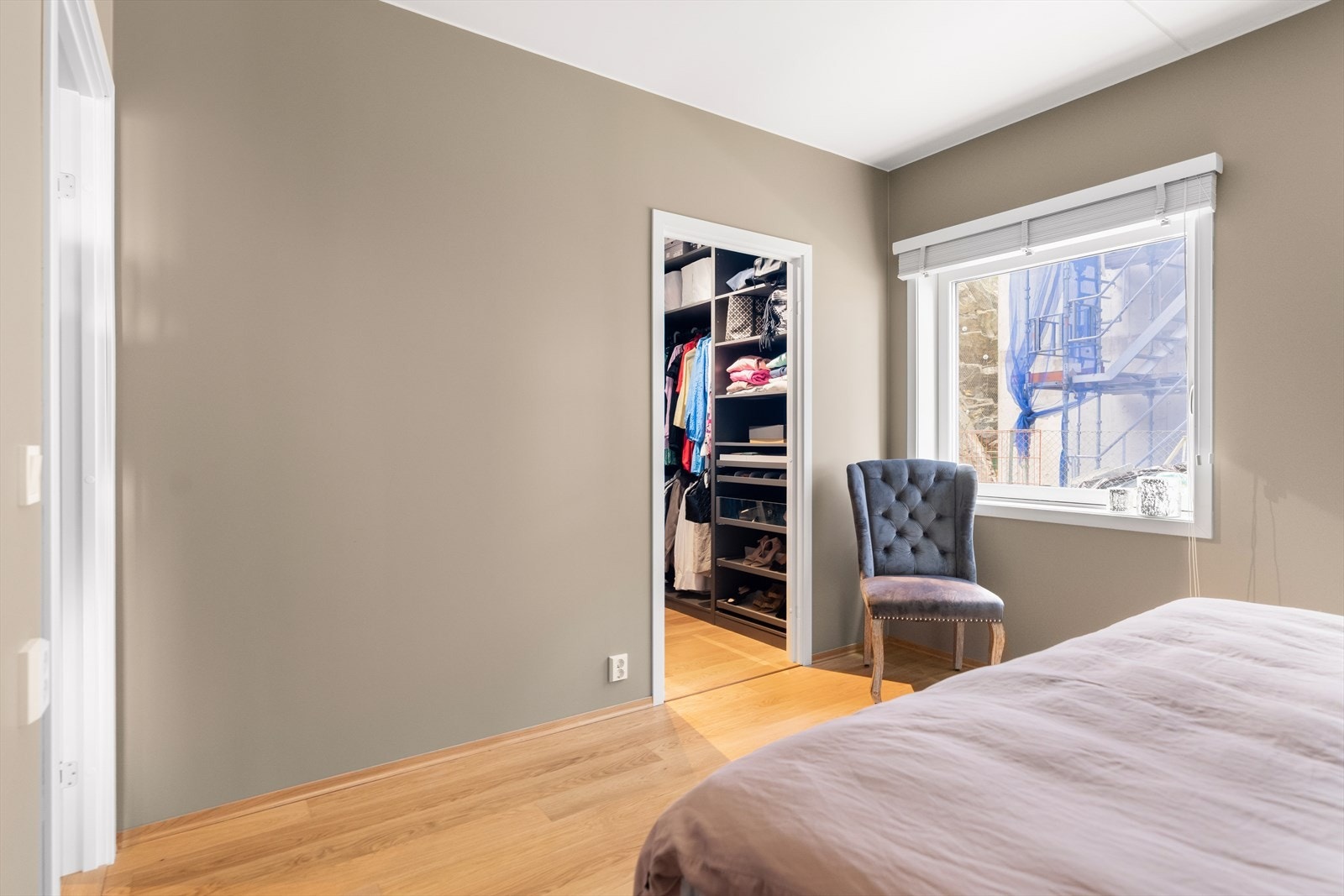 Videre er det inngang til et svært praktsik walk in-closet med mye lagringsplass. Galleribilde