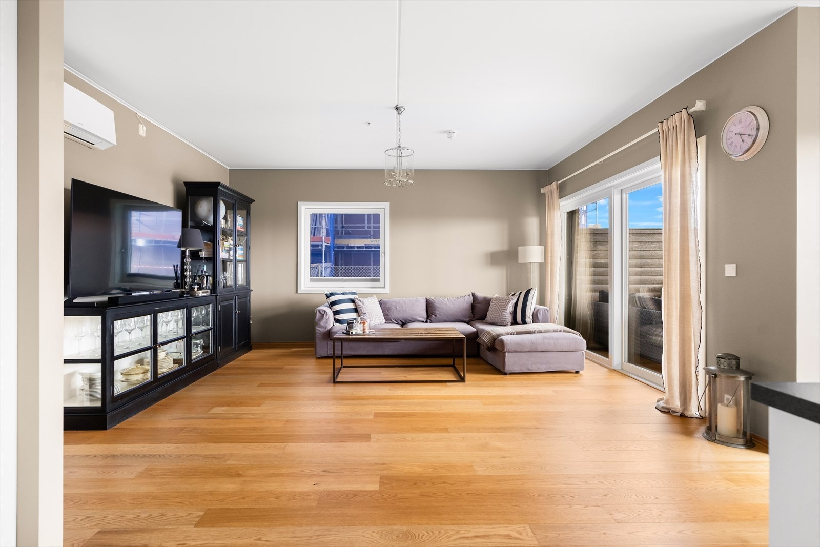 I stuen er det god plass til sofaseksjon, samt spisegruppe mot kjøkkenet. Galleribilde