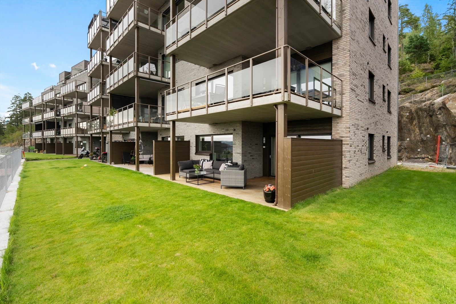 Terrassen er vendt mot fellesareal med plen. Galleribilde