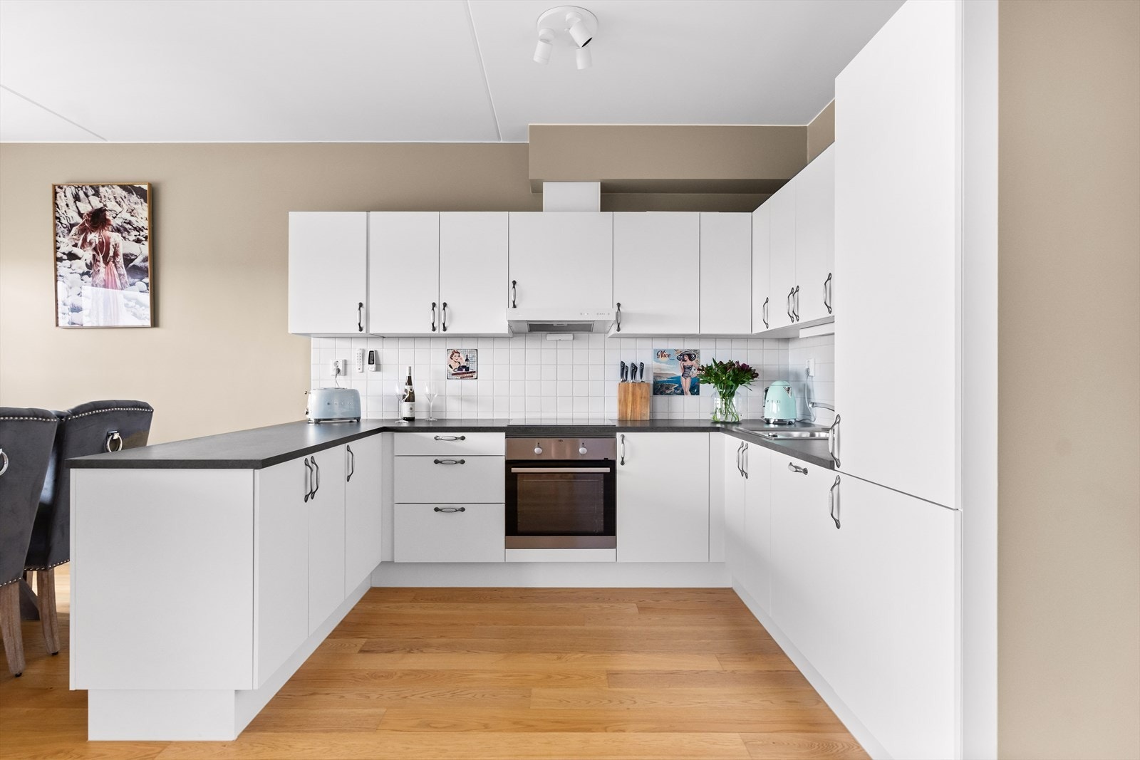 Det er montert inn integrert kjøle-/fryseskap, oppvaskmaskin, platetopp og stekeovn. Galleribilde