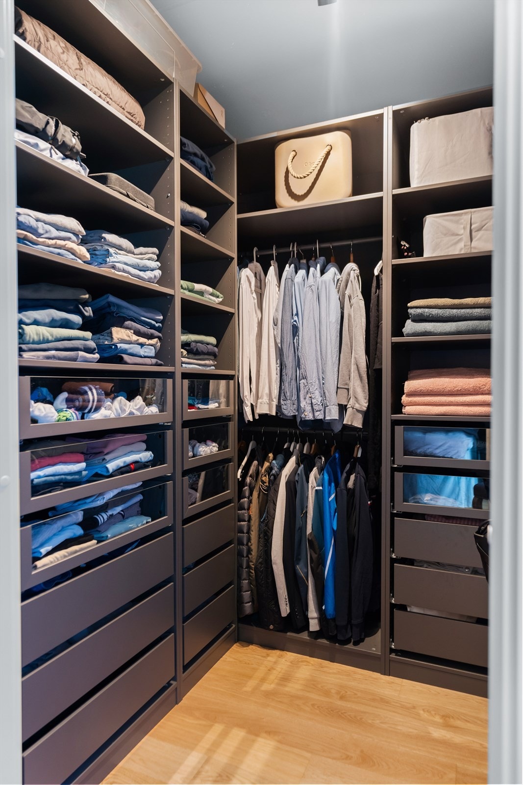 Det er satt inn garderobeløsning i omkledningsrommet. Galleribilde