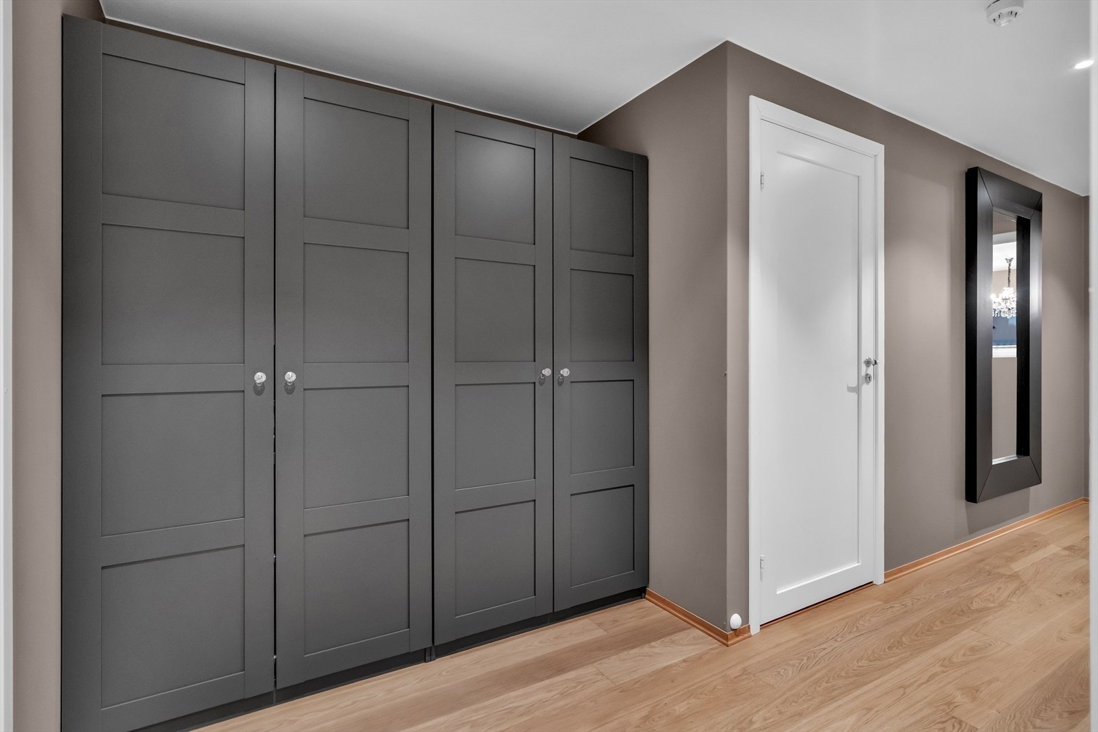 Det er god plass til yttertøy i stort garderobeskap. Galleribilde