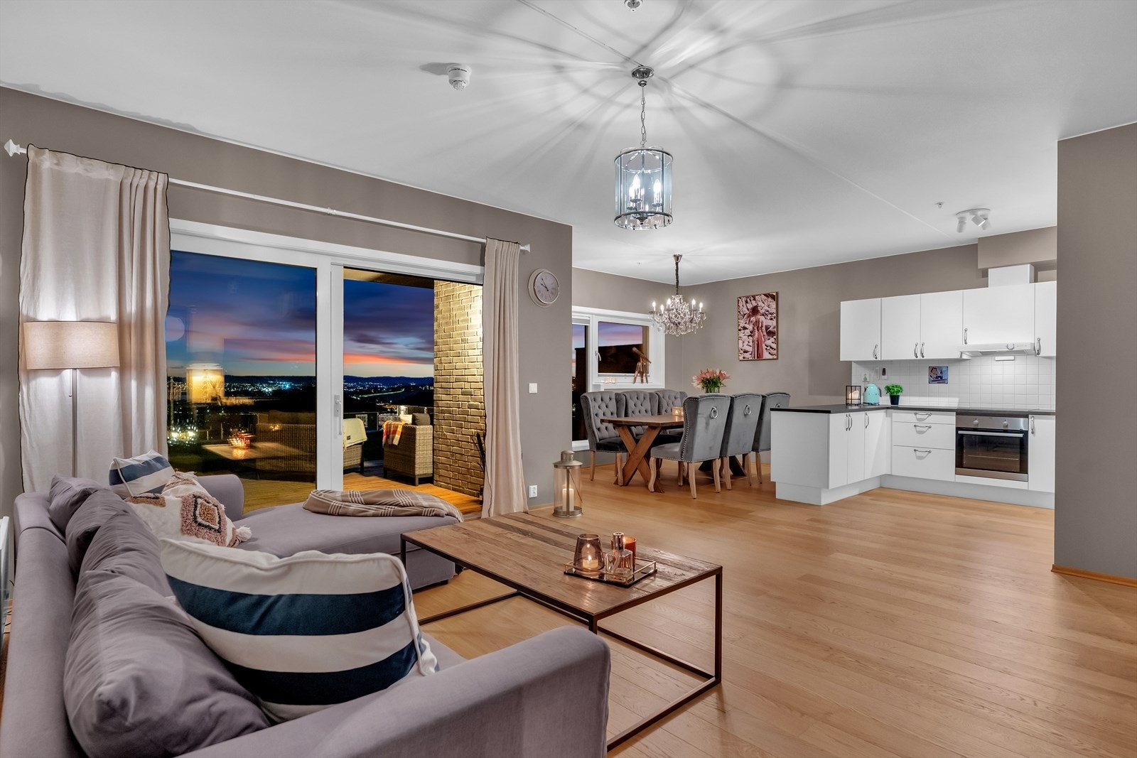 Store vindusflater slipper inn rikelige med dagslys, samt viser den fine utsikten. Galleribilde