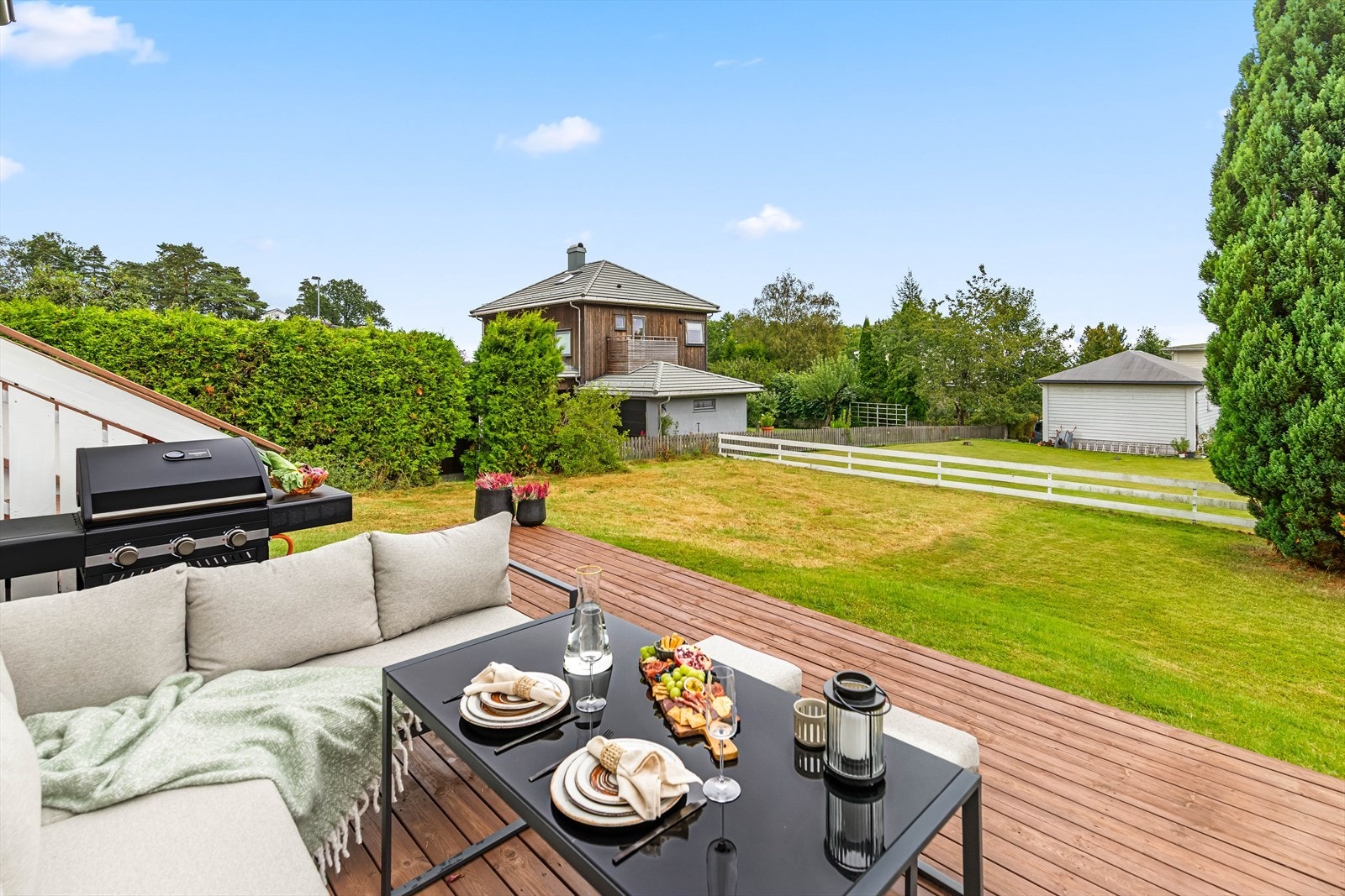 Det er direkte tilgang til den romslige hagen. Denne seksjonen benytter deler av området på østsiden av tomten. Det foreligger ingen skriftlig avtale om dette, men ifølge selger har bruken vært praktisert på denne måten gjennom hele hans eiertid Galleribilde