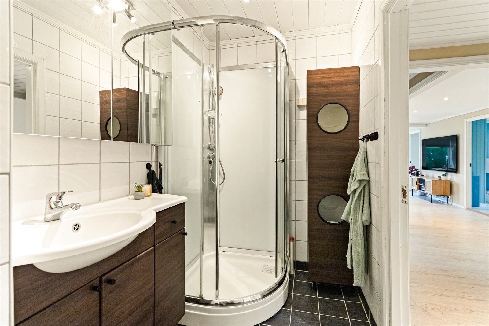 Badet er helfliset og har behagelige varmekabler i gulv. Galleribilde