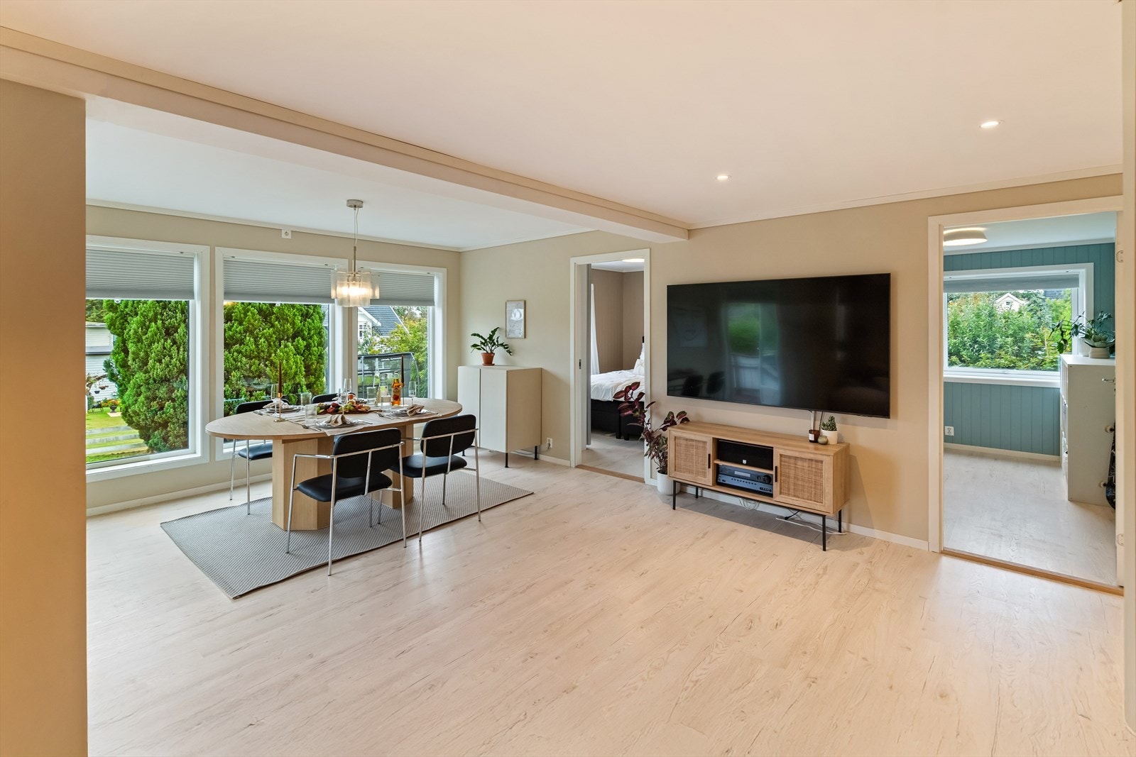 Stuen er et lyst og trivelig oppholdsrom med god plass til både sofagruppe og spisebord. Galleribilde